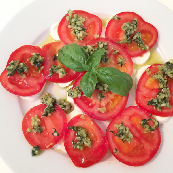 Tomate-Mozzarella mit selbstgemachtem Basilikum-Pesto – KimsKrams